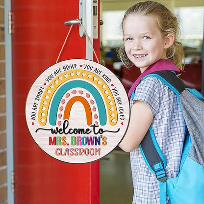 Custom Teacher Welcome Sign for Classroom Door Decoration, Custom Teacher Name Rainbow Door Hanger Signs, Back to School Wreath for First Day of School Classrooms Wall Plaque School Supplies Must Have